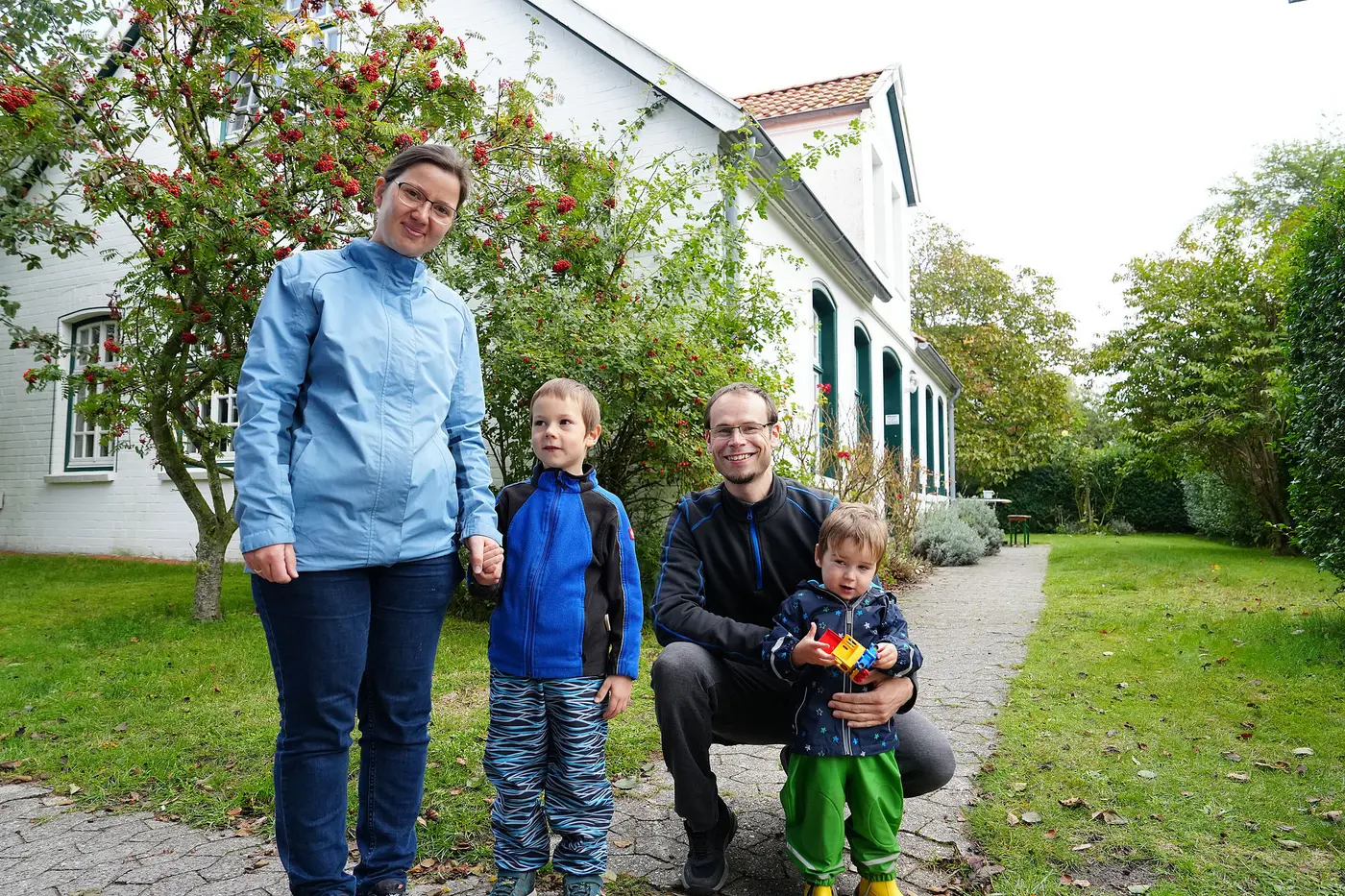Familie macht Urlaub auf Spiekeroog in der Regenesa Familienstatte "Haus Seerose"