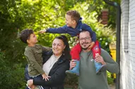 Familie macht Urlaub auf Spiekeroog in der Regenesa Familienstatte "Haus Seerose"
